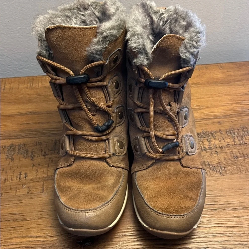 Sorel Girls Tan WaterProof Winter Boots with Fur Trim Size 4  NWOT